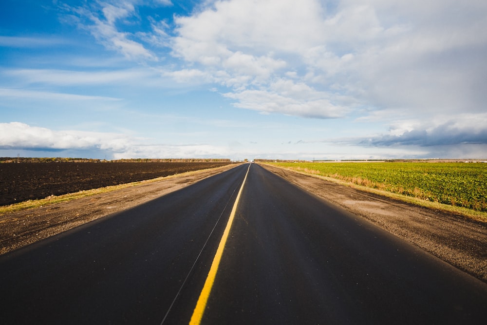 route goudronnée sous le ciel