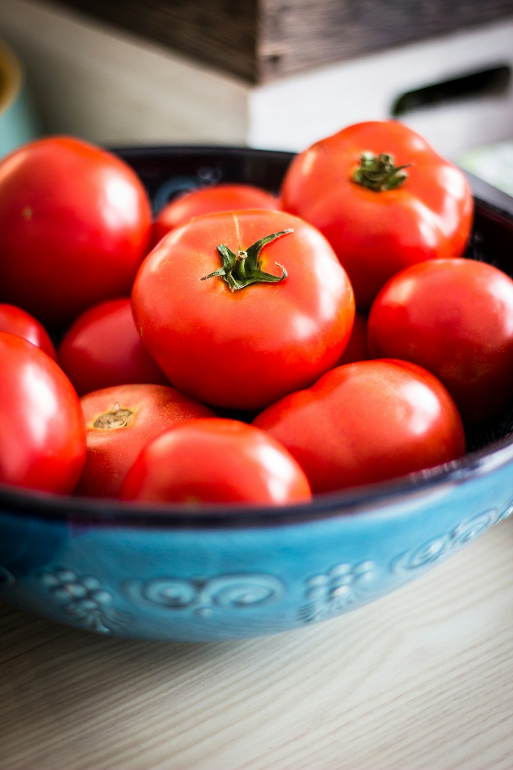 un tazón de tomates rojos