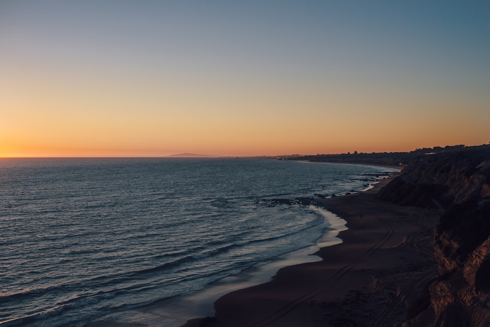 Beira-mar durante o pôr do sol