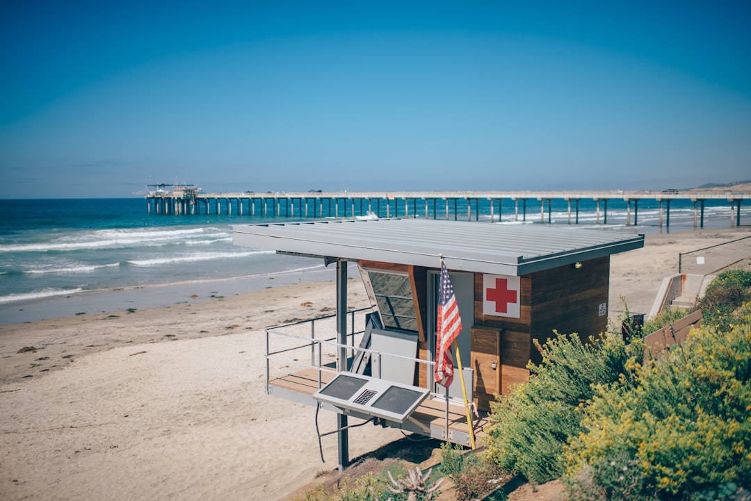 brown and gray shed near beach and port, Capture of Lifeguard post in San Diego Beach