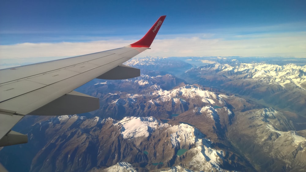 gray air plane flying during daytime