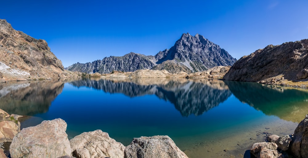Specchio d'acqua in mezzo alla montagna