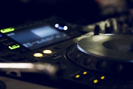 Photo 1444824775686 4185f172c44b?q=85&w=275&h=275&fit=crop