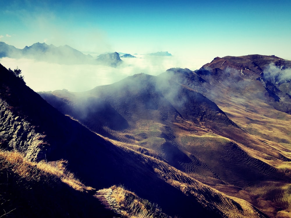 Vue sur les montagnes et les nuages