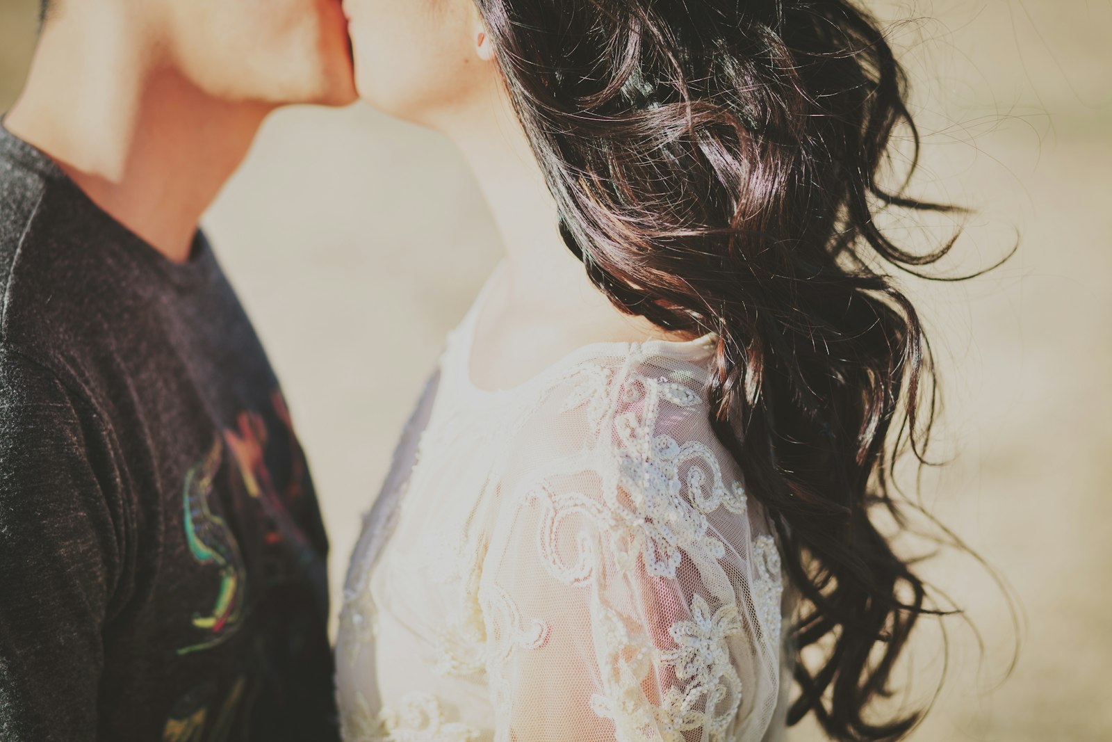 Canon EOS 5D Mark II + Canon EF 85mm F1.8 USM sample photo. Man kissing woman photography