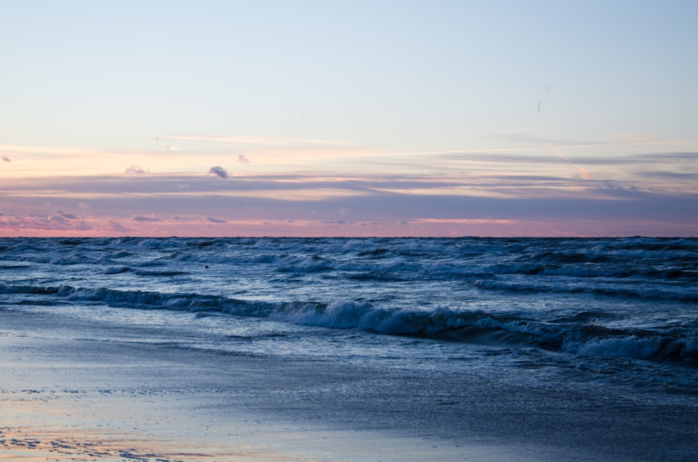 foto ravvicinata delle onde dell'oceano che colpiscono la riva