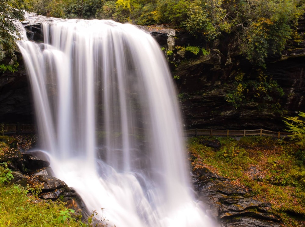 Photo à faible exposition de la cascade