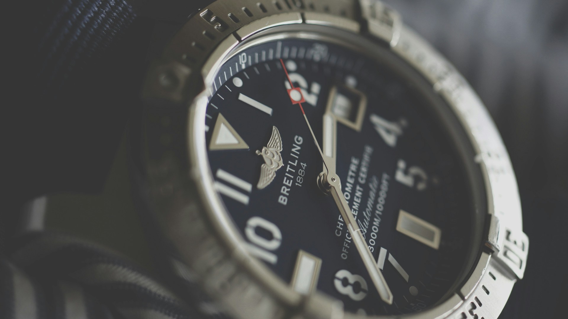 https://images.unsplash.com/photo-1444881421460-d838c3b98f95?ixid=M3w2MjYzNjJ8MHwxfHNlYXJjaHw4fHxGaXJzdCUyMFdhdGNofGVufDB8MHx8fDE3NDQxMDQ2MjN8MA&ixlib=rb-4.0.3