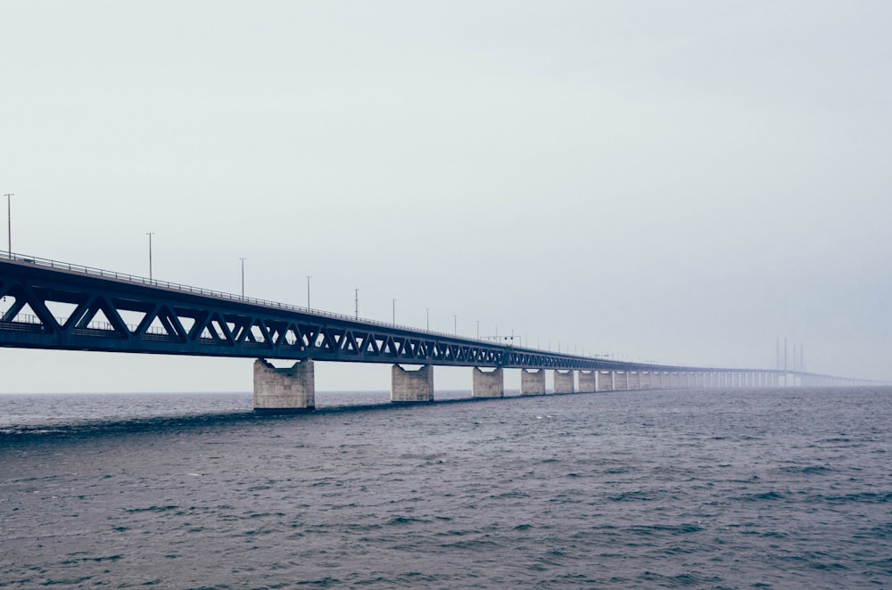 Brücke tagsüber von einem Gewässer umgeben