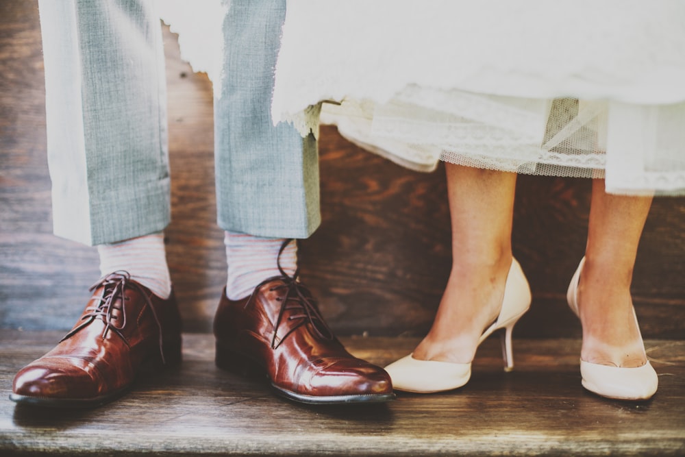 hombre y mujer de pie sobre plataforma de madera