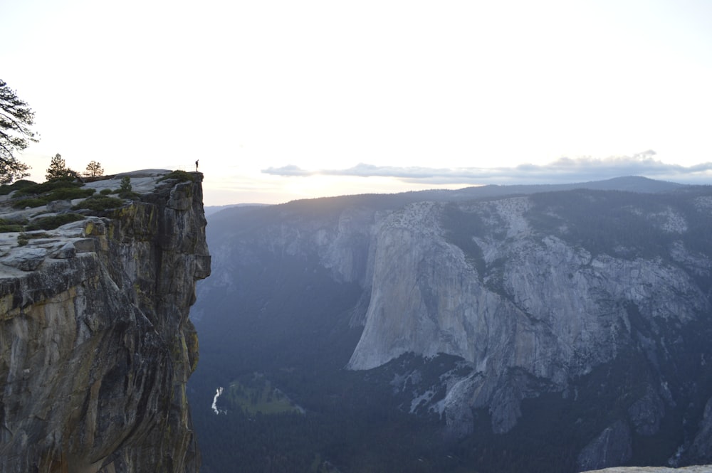 corps de montagne pendant la journée