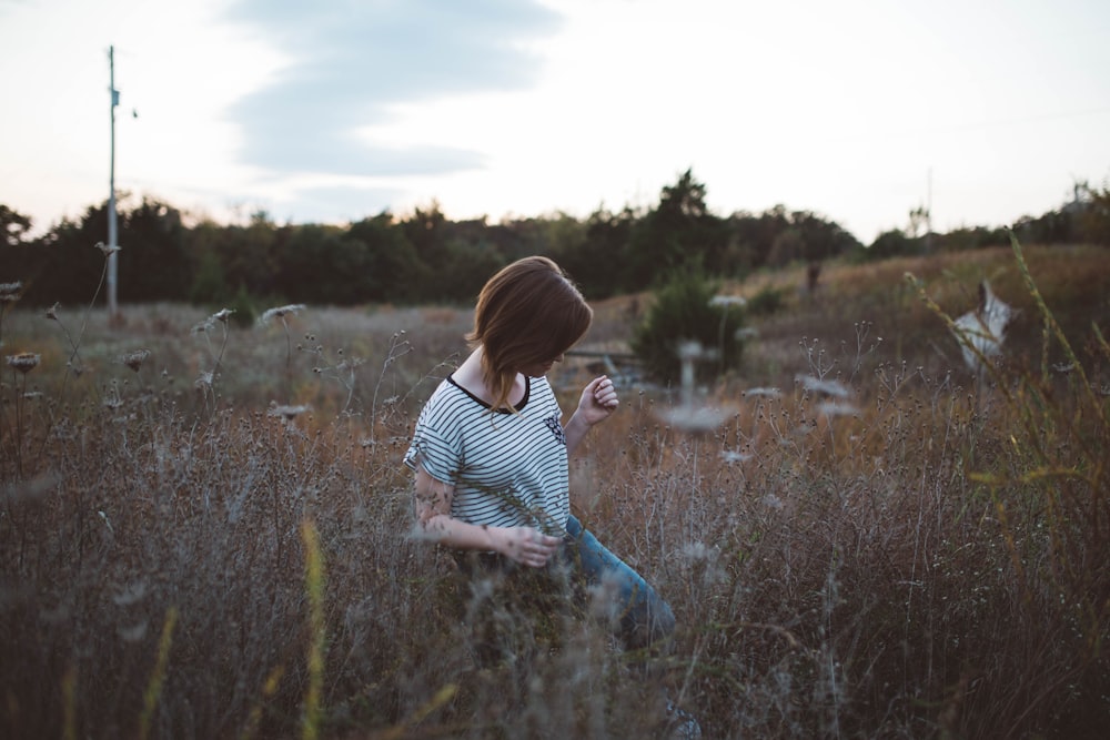 femme marchant sur une plante à feuilles brunes à daytie