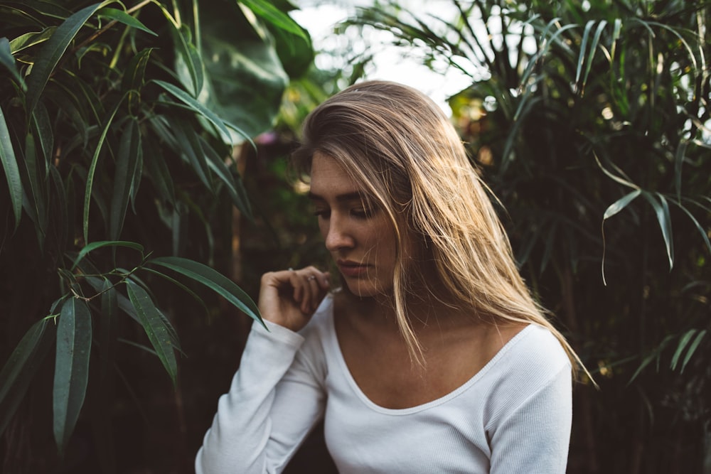 mulher perto de plantas de folhas verdes