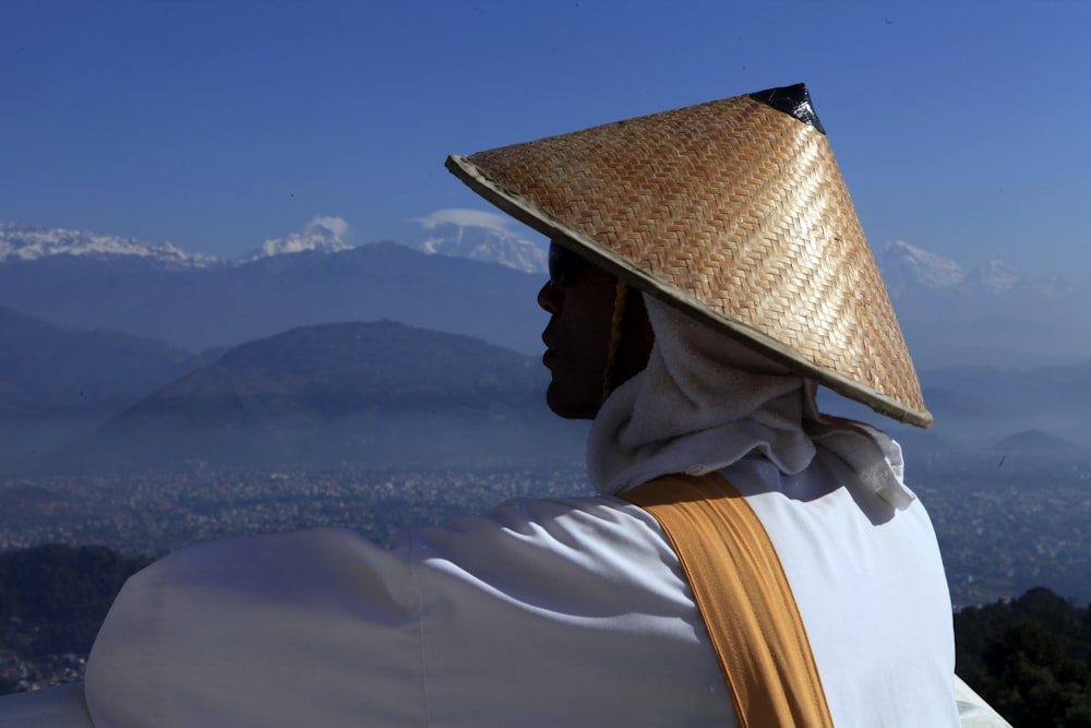 Persona che indossa un cappello marrone che guarda durante il giorno