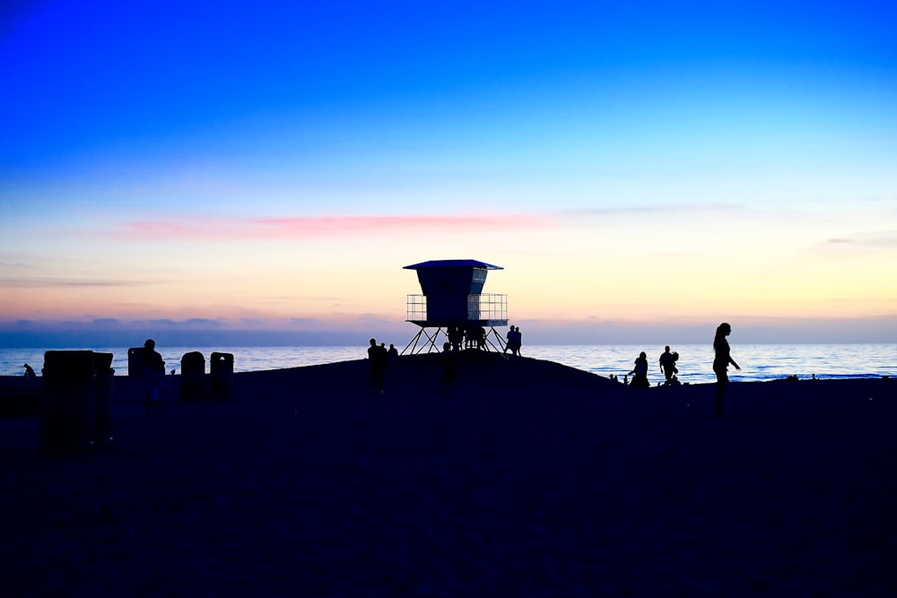 Foto de la silueta de la gente en la playa