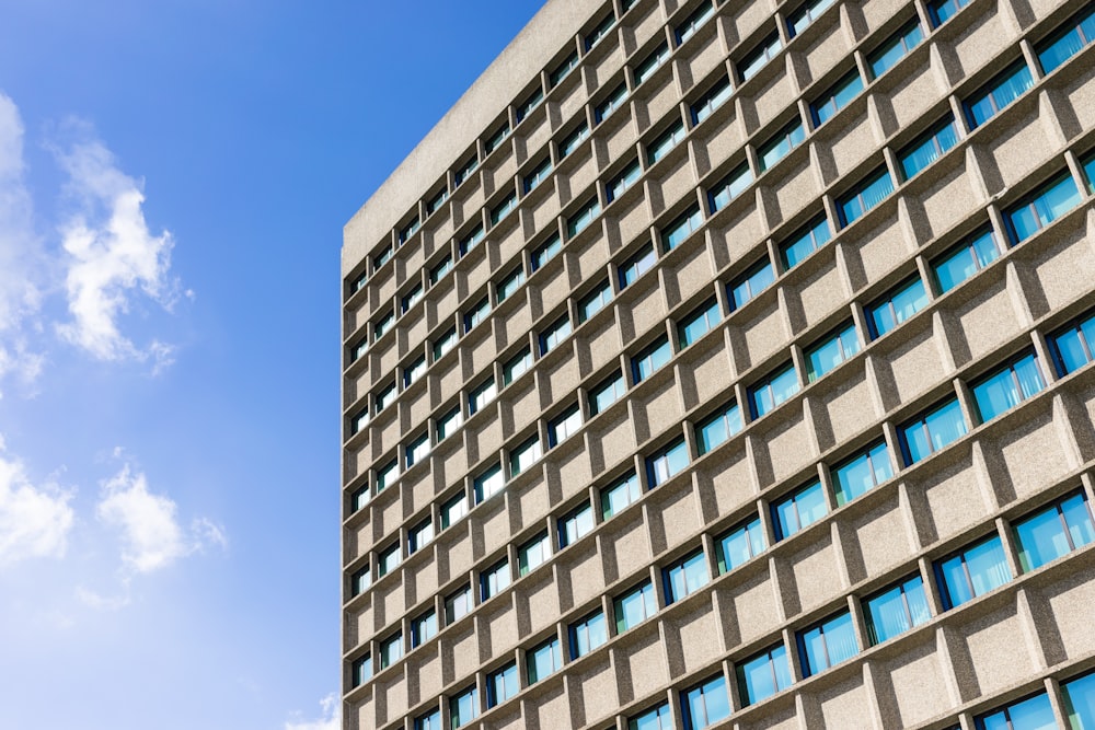 edificio de gran altura de hormigón marrón