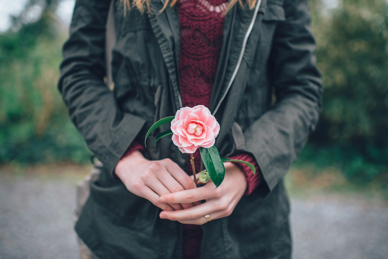 Nikon D610 + Nikon AF-S Nikkor 35mm F1.4G sample photo. Woman holding pink rose photography