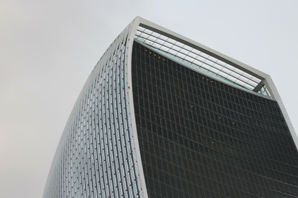 edificio in calcestruzzo bianco e nero