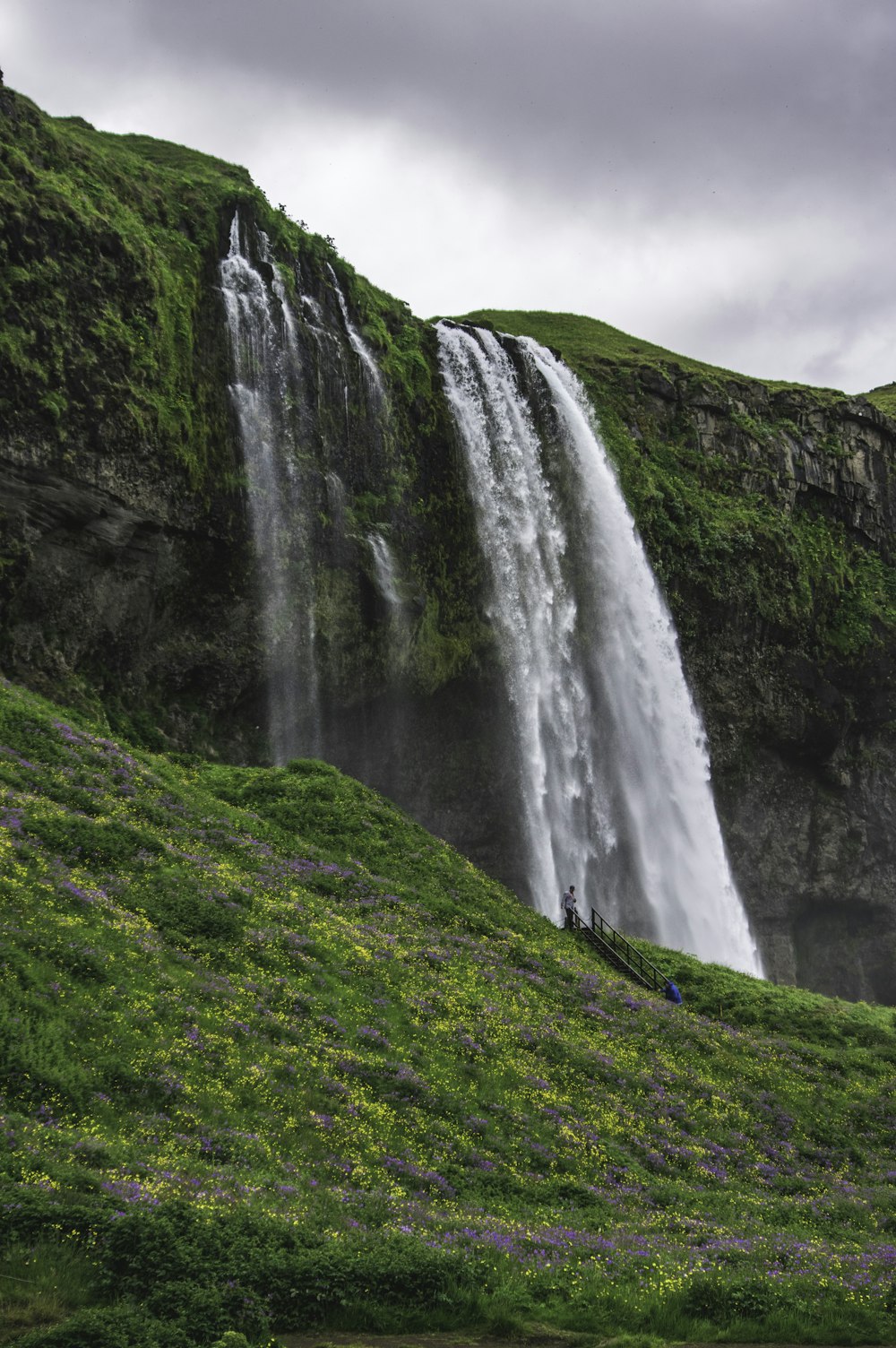 Fotografía de cascadas durante el día