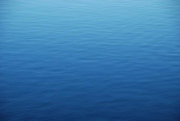 Nebelverhangene Schlucht mit steilen Felswänden im Morgenlicht