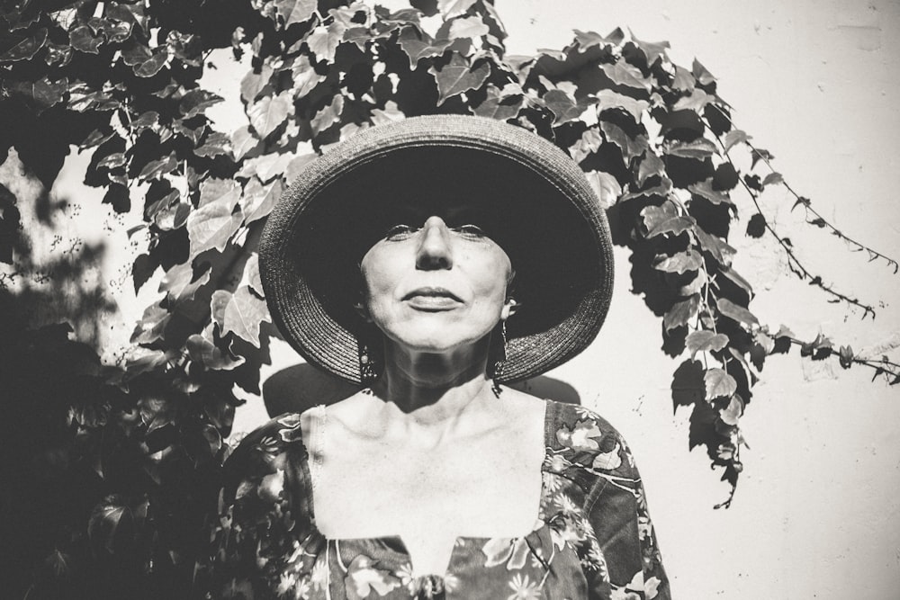 Foto en escala de grises de mujer con sombrero