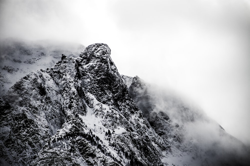 montagna coperta dalla nebbia