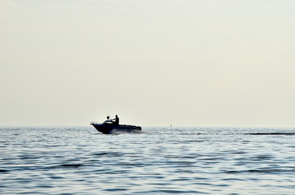 Person, die ein Schnellboot auf dem Meer fährt