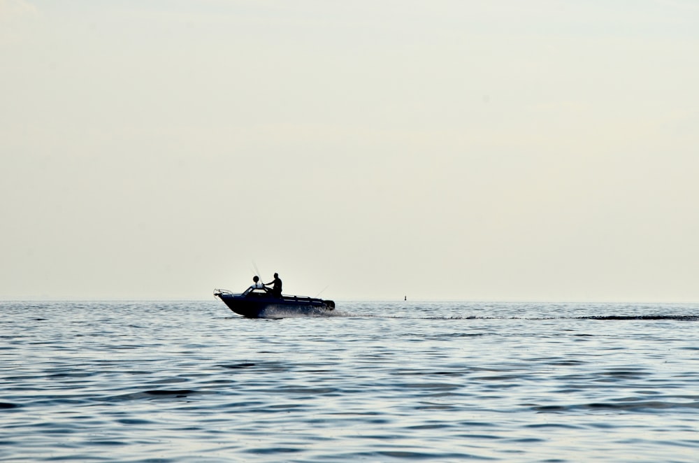海上でスピードボートを運転する人