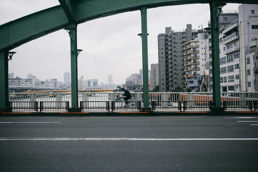 黒いコンクリートの道