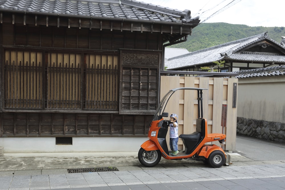 オレンジと黒の車両