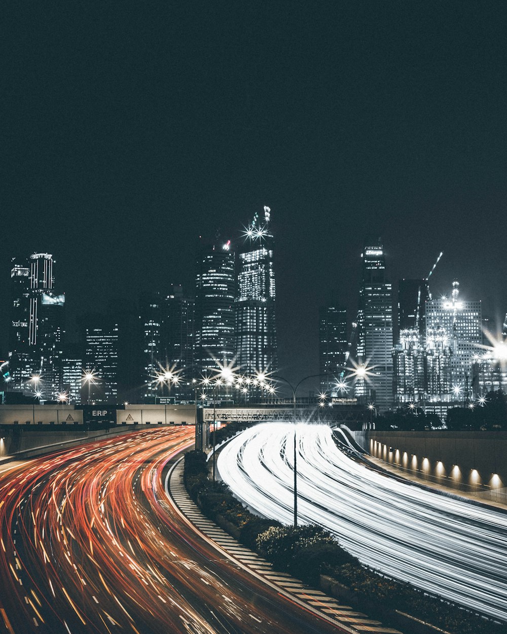 Foto timelapse de la carretera con coches