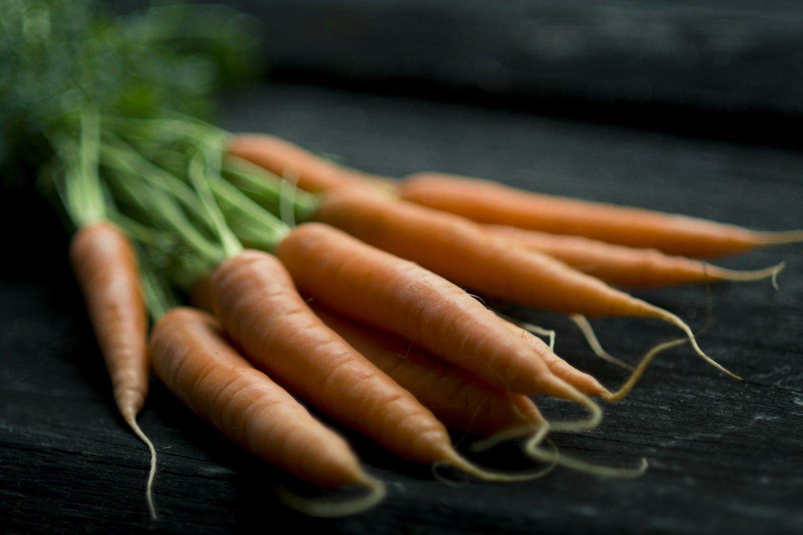 Nikon AF Nikkor 85mm F1.8D sample photo. Carrots on table photography