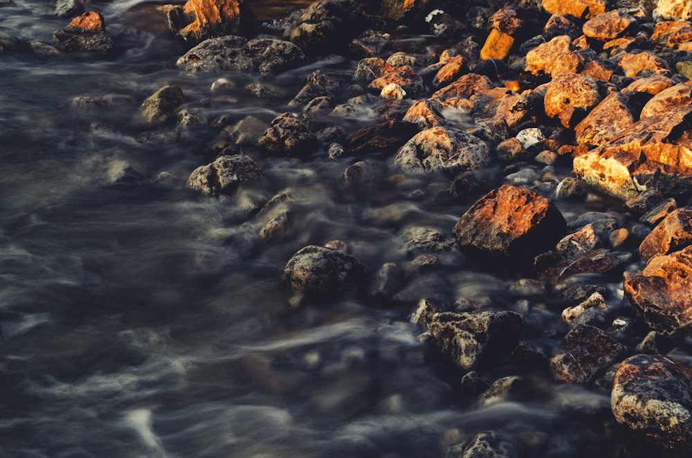 El agua golpea las rocas