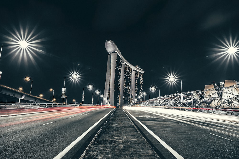 シンガポールマリーナベイサンズ近くの道路のタイムラプス写真