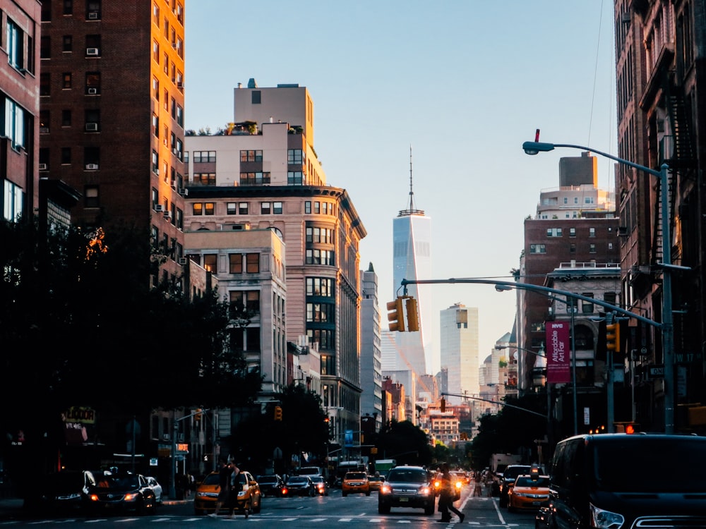 Veículos diferentes na cidade de observação de estrada com edifícios altos