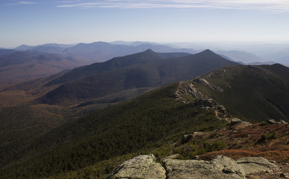 Photo de montagnes vertes et brunes