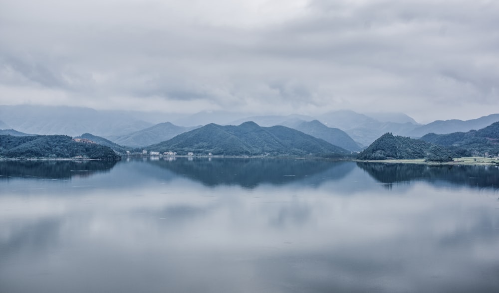 Specchio d'acqua vicino alle montagne durante il giorno