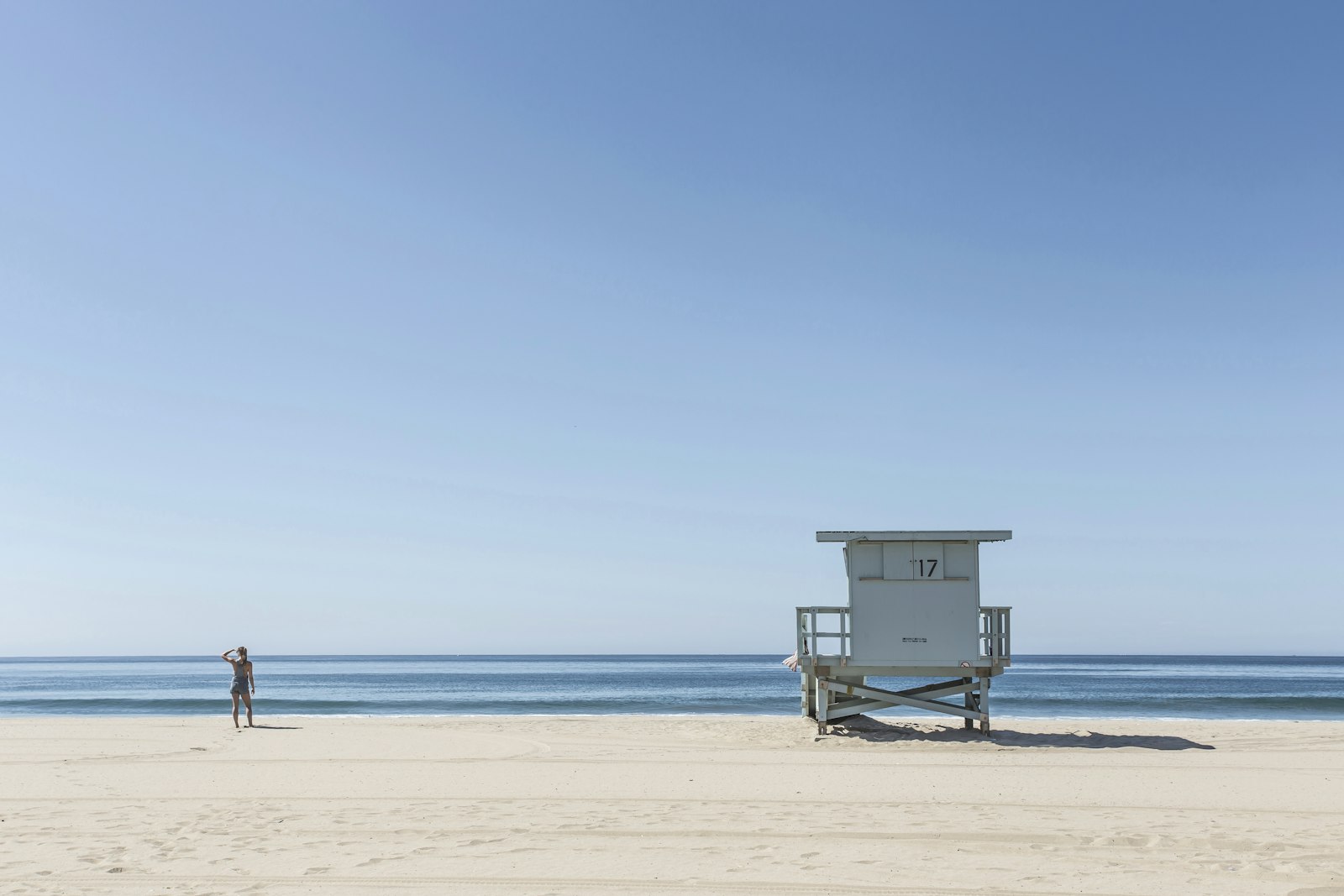 Canon EOS 6D + Canon EF 17-40mm F4L USM sample photo. Person standing near lifeguard photography