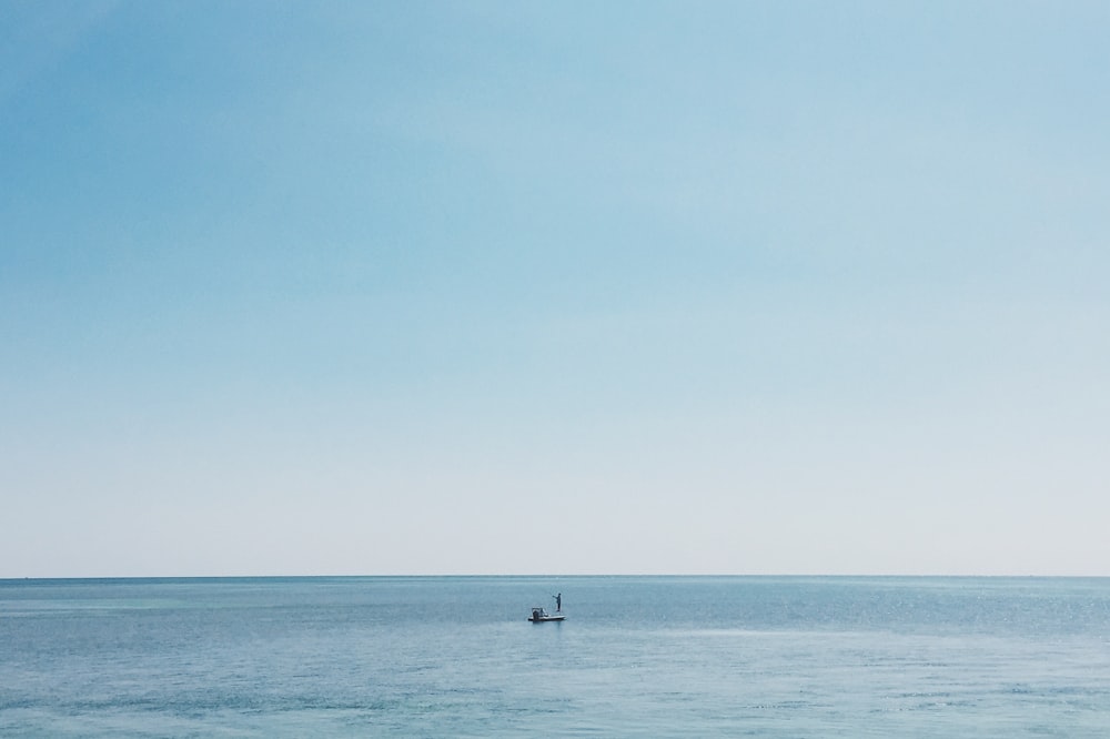 Bateau sur plan d’eau