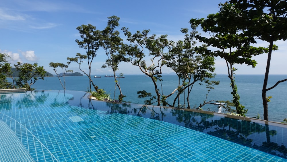 Piscina infinita con vista de fondo al mar abierto durante el día