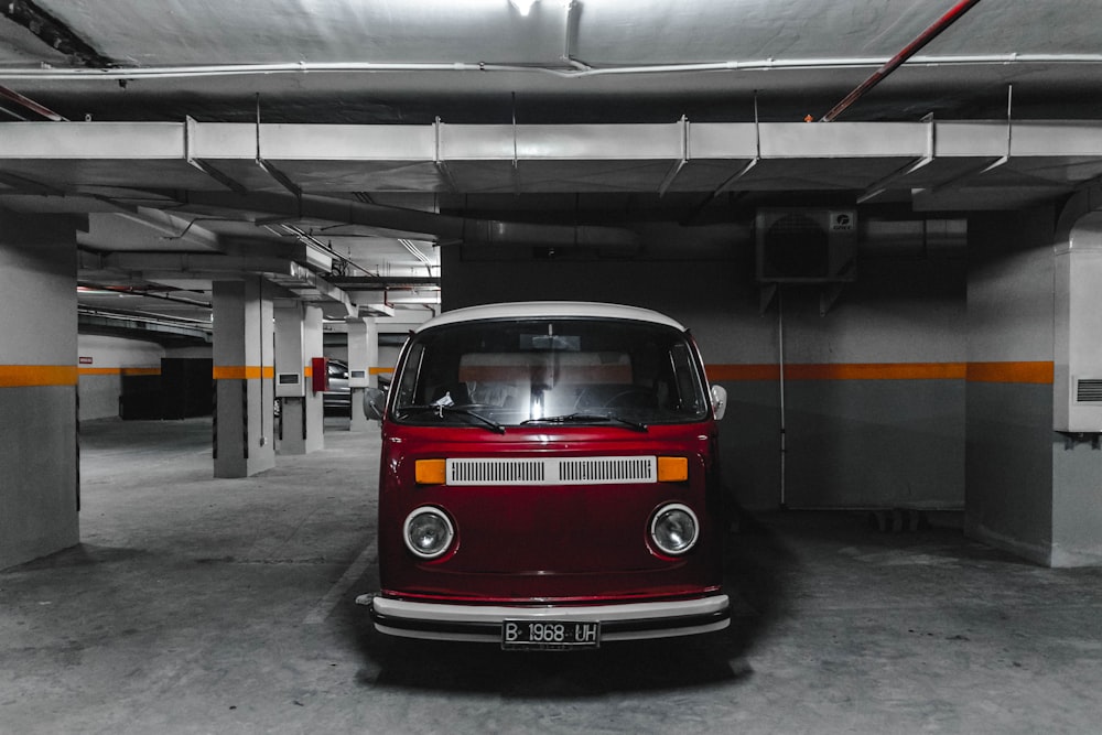 Parcheggio auto bianco e rosso nel parcheggio