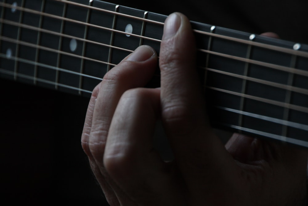 Persona usando la guitarra