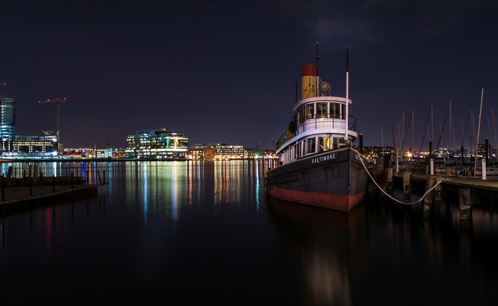 Schwarzes Boot am Stranddock festgemacht