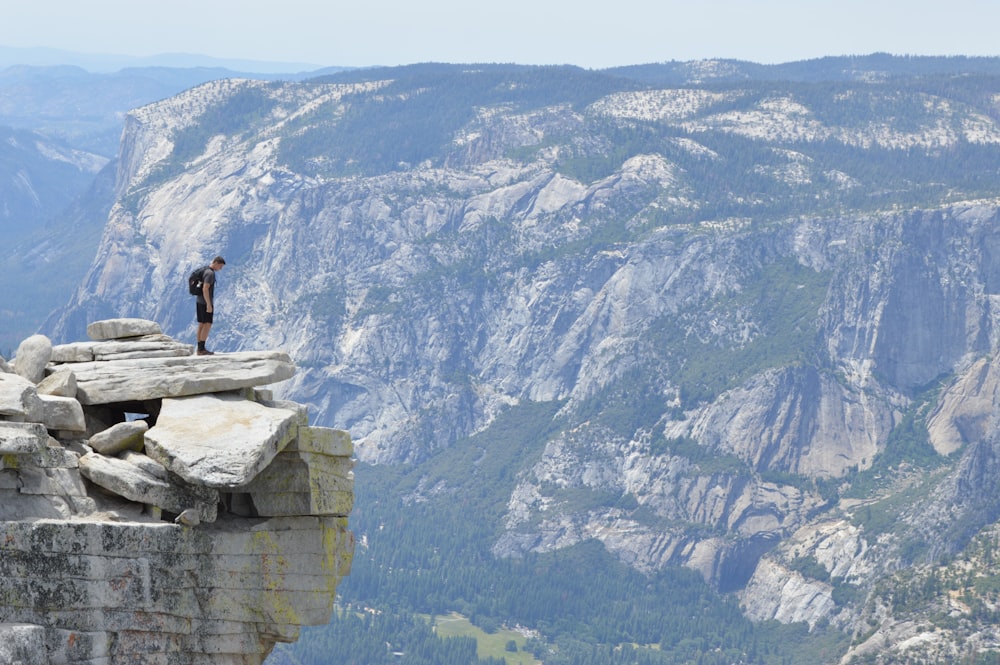 Mann steht in der Nähe der Klippe