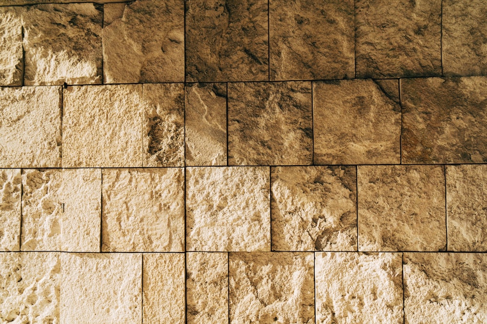 un primo piano di un muro fatto di mattoni