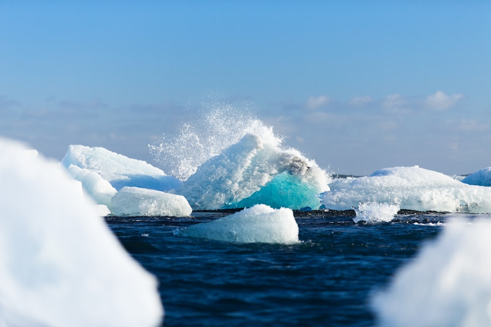 icebergs flutuando no corpo d'água durante o dia