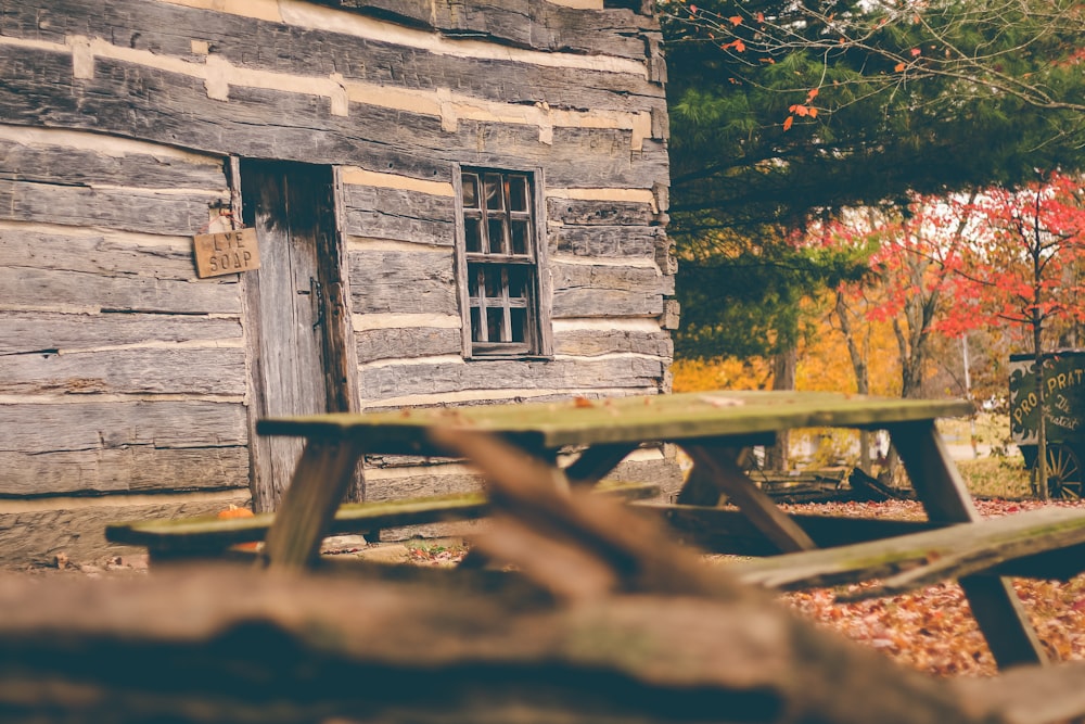 Table de pique-près d’une maison en bois