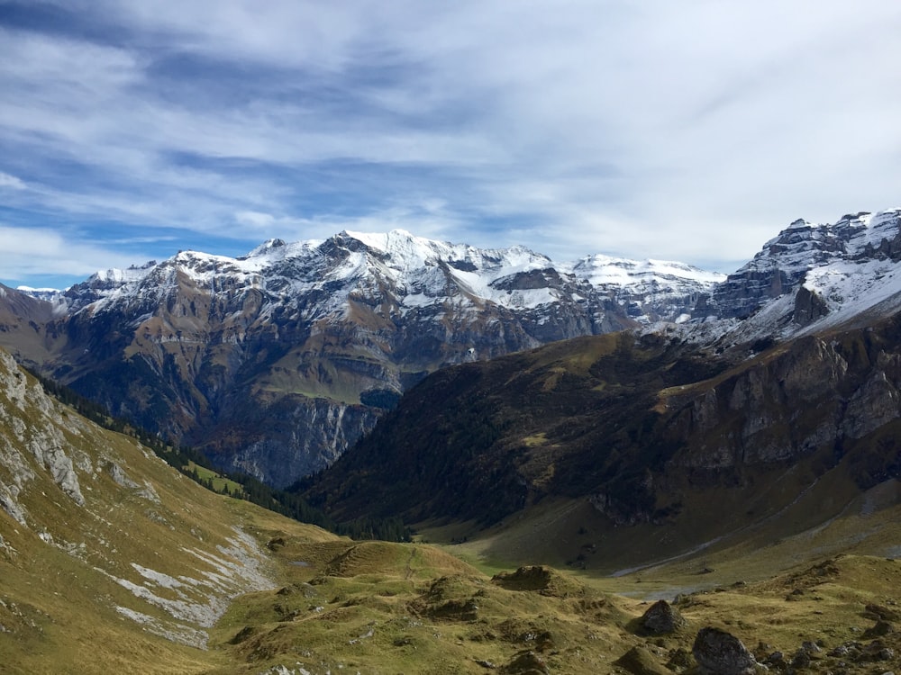 Foto de montaña durante el día