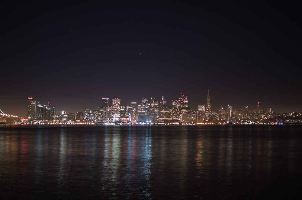 Skyline der Stadt bei Nacht