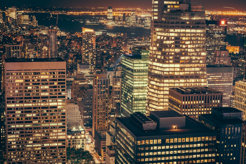 Blick aus der Vogelperspektive auf die Lichter der Stadt bei Nacht